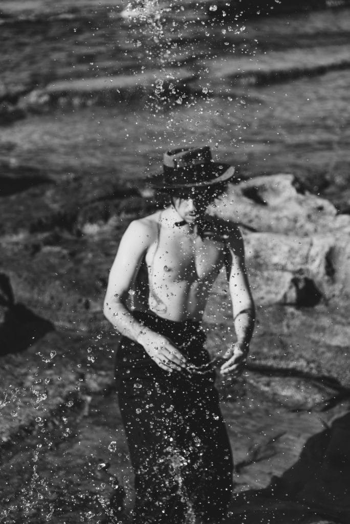 Frajo 20 1 Retrato y performance Performer en blanco y negro entre salpicaduras de agua en la costa de Mallorca