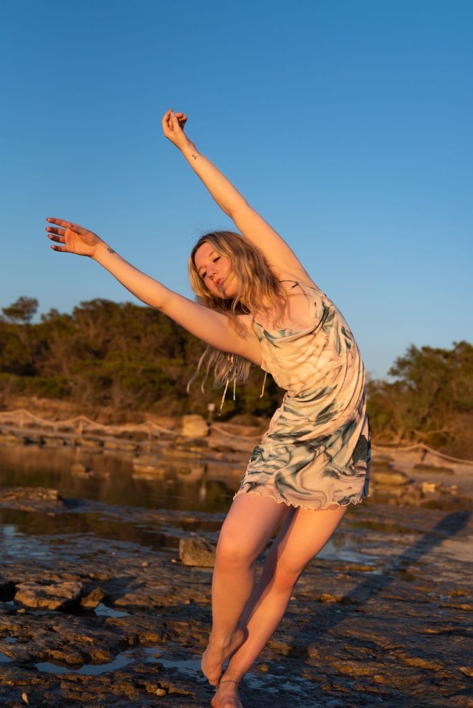 FR 100 Retrato y performance Bailarina con vestido estampado bailando sobre las rocas al atardecer