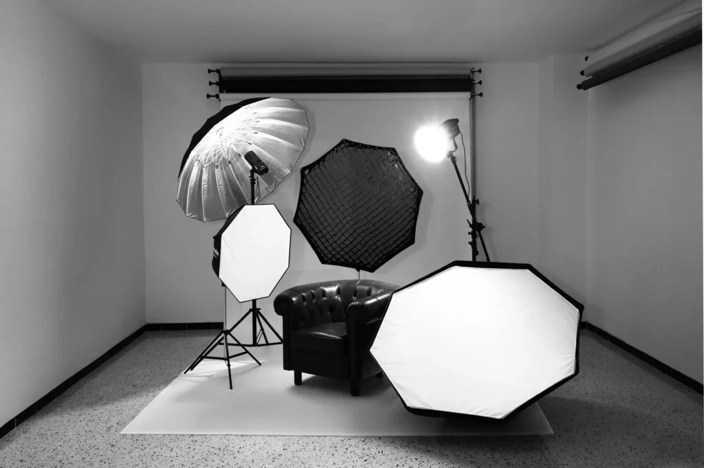 estudio fotografico palma mallorca Cómo Elegir el Mejor Fotógrafo en Palma de Mallorca: Consejos y Tipos de Sesión Estudio fotográfico profesional con flashes, octaboxes y fondo blanco en Palma de Mallorca – espacio de trabajo de Flor Rajo.
