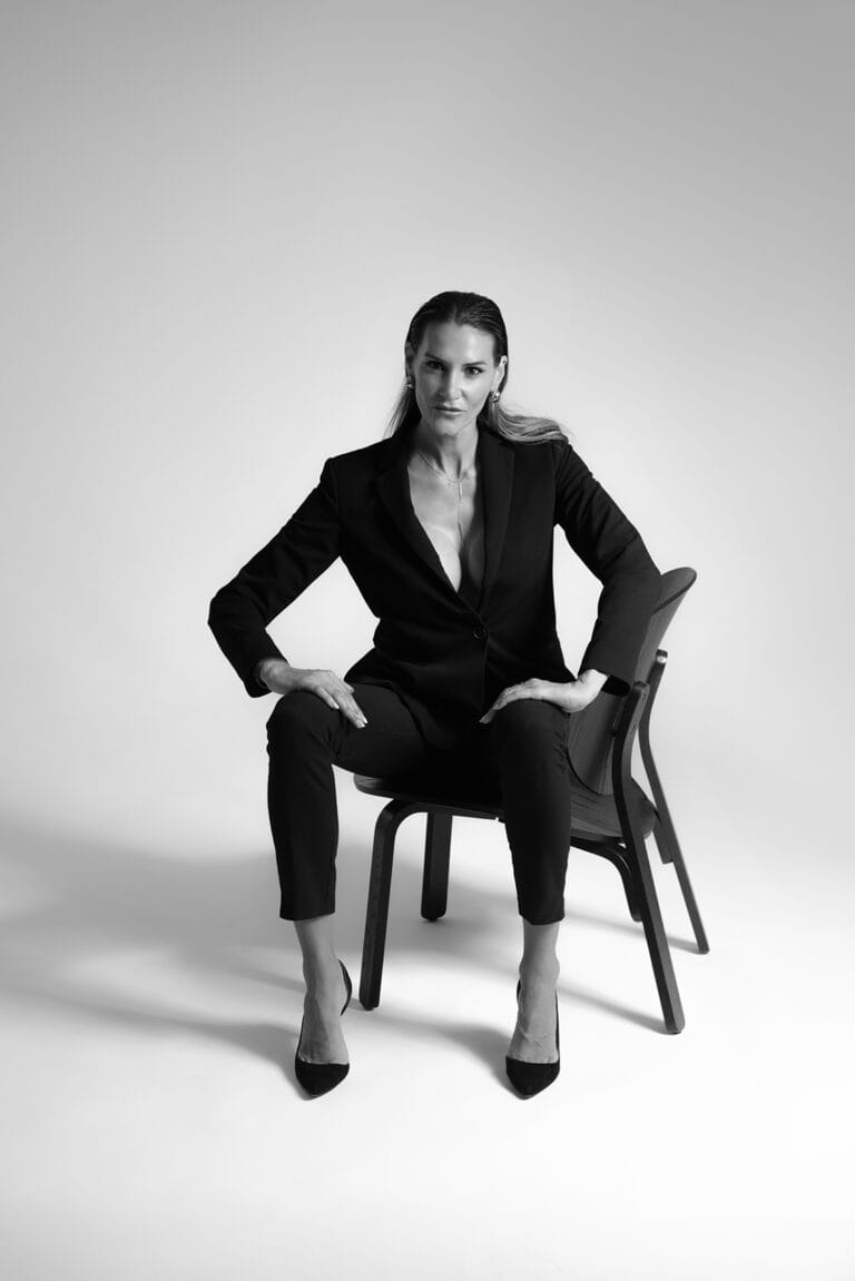 Mujer en traje negro sentada en estudio durante sesión de fotografía editorial y moda en Mallorca con Flor Rajo