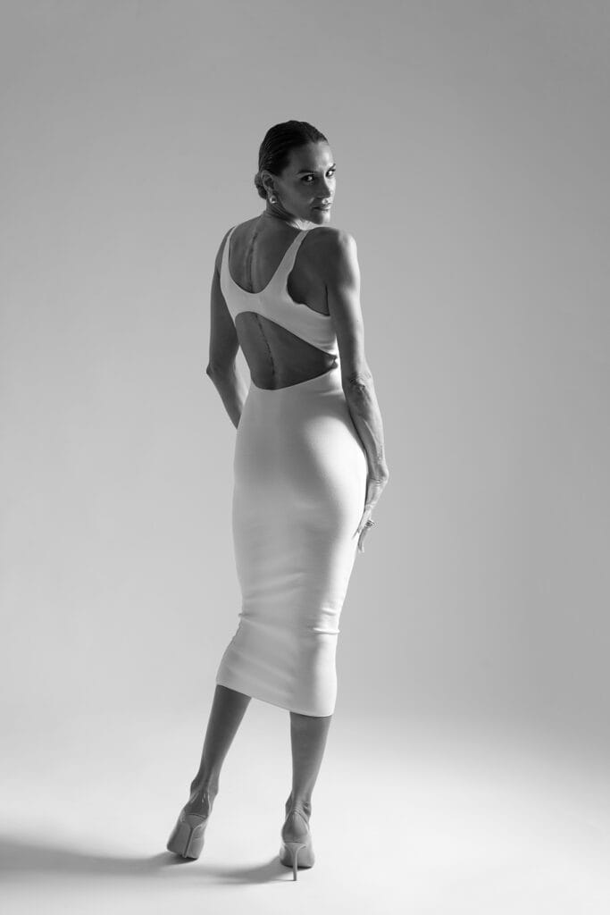 Mujer de espaldas posando en estudio con vestido blanco en sesión de fotografía editorial y moda en Mallorca con Flor Rajo