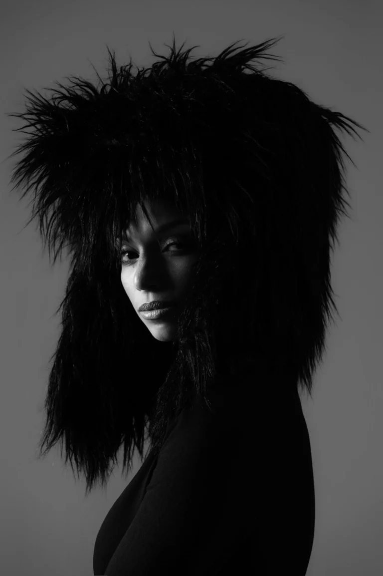 Retrato editorial en blanco y negro de mujer con estilismo creativo, fotografía de estudio profesional en Mallorca.