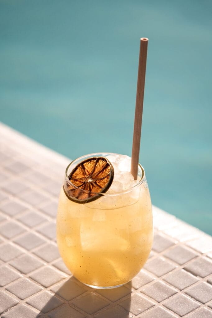 fotografia gastronomica mallorca Flor Rajo Photography FOTOGRAFÍA GASTRONÓMICA MALLORCA fotografía gastronómica de cóctel tropical junto a una piscina en Mallorca