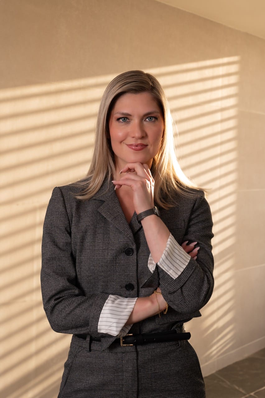 fotografia marca personal mallorca ejecutiva luz natural Fotografia corporativa Palma de Mallorca Retrato de mujer rubia en traje con luz natural proyectada en pared en Mallorca