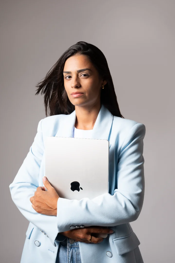 fotografía corporativa Valencia — retrato profesional en oficina moderna