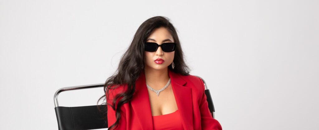 Book de fotos en estudio en Palma: mujer con traje rojo y gafas de sol, fotografiada por Flor Rajo