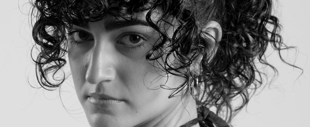 Book de modelo en blanco y negro: retrato natural de una mujer con el pelo rizado, en el estudio de Flor Rajo en Palma