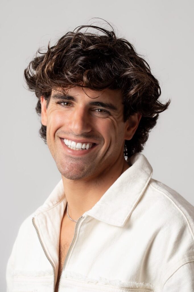 Retrato frontal de hombre sonriente con camisa blanca en estudio de fotografía en Mallorca