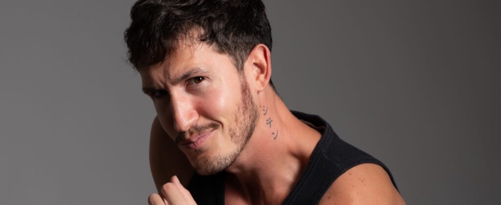 Fotos para actores: primer plano de un actor sobre fondo gris en el estudio de Flor Rajo en Palma
