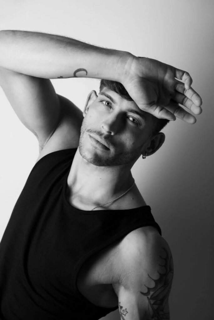 Retrato en blanco y negro de modelo masculino con camiseta sin mangas
